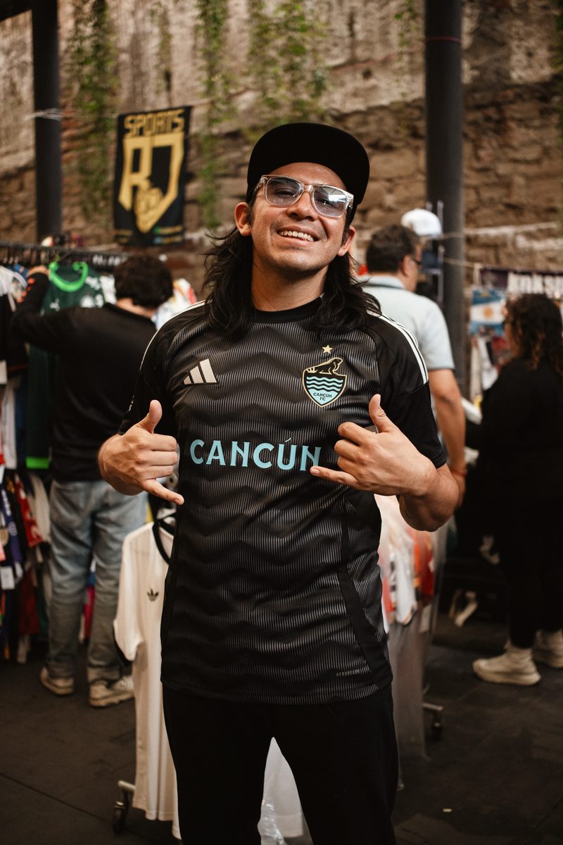 Asistente posando con jersey de Cancún FC