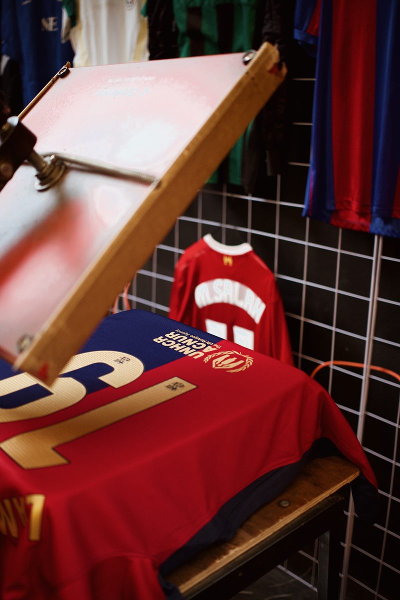 Taller de estampado en vivo con jerseys del Liverpool y Barcelona
