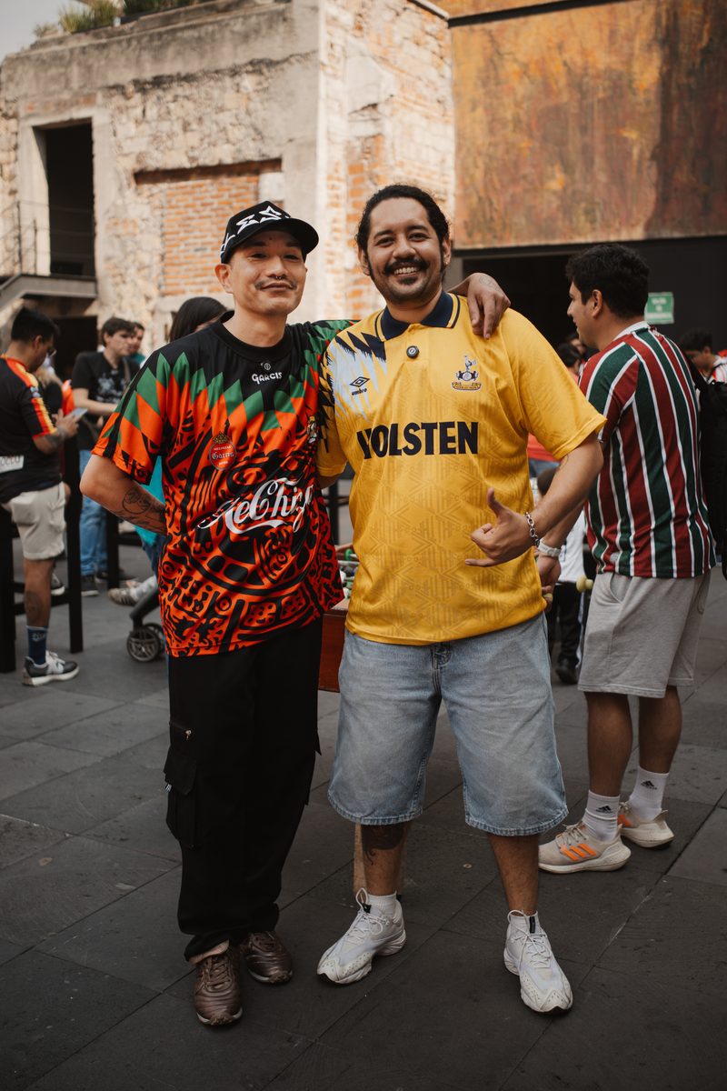Dos coleccionistas con jerseys retro Hechizas y Tottenham