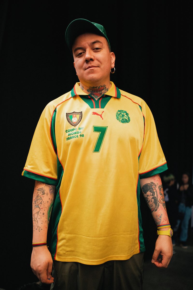 Asistente con jersey vintage de Camerún France 98