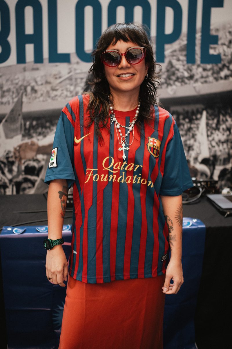 Coleccionista con jersey vintage de FC Barcelona