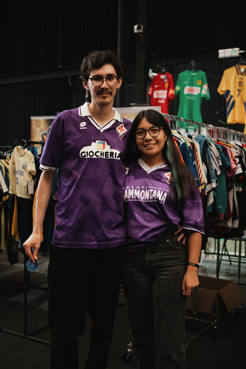 Pareja posando con jerseys de Fiorentina
