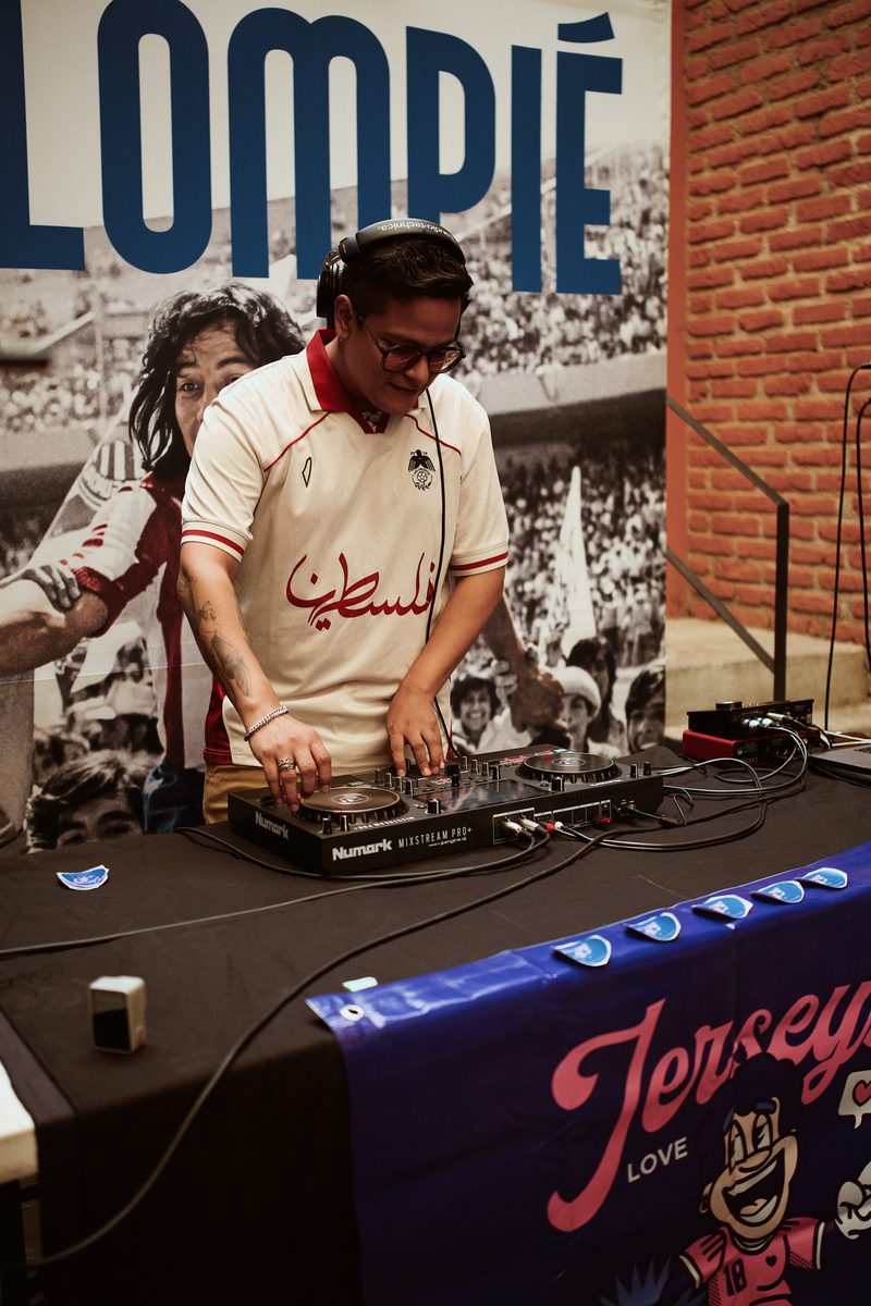 DJ poniendo música en el evento con jersey de Palestina