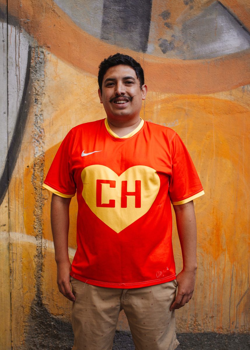 Asistente con jersey del Chapulín Colorado